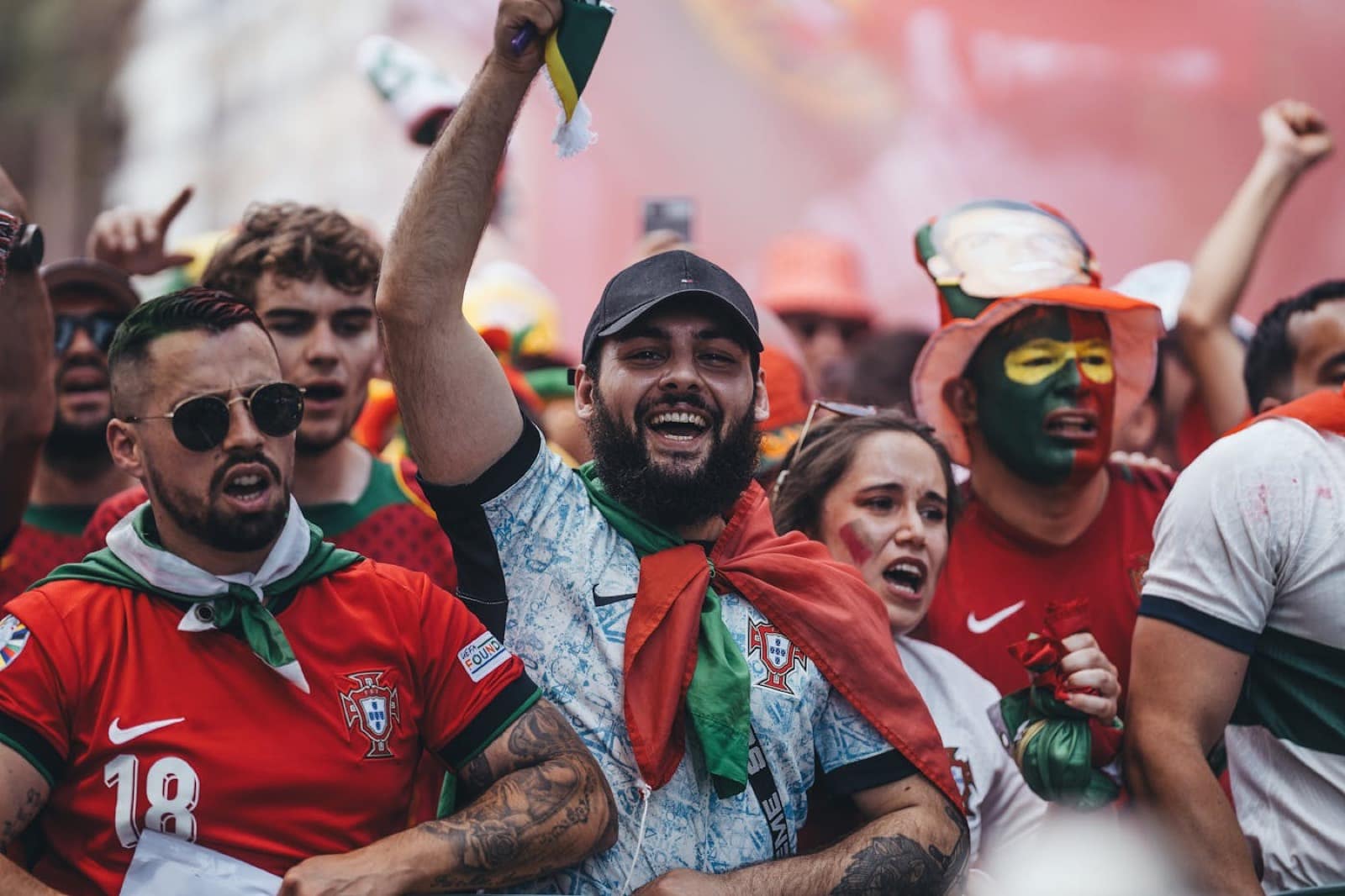 Juichende fans met vlaggen tijdens het WK